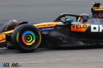 Oscar Piastri, McLaren, Bahrain International Circuit, 2025 pre-season test